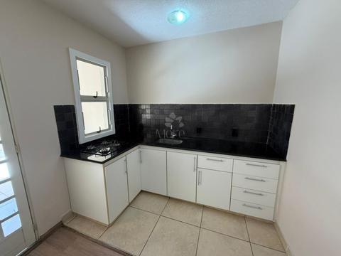 LOCAÇÃO de Ótimo sobrado modelo Carolina, 2 Quartos, Cozinha Planejada, Quintal no Condomínio Villa Flora, Sumaré/SP