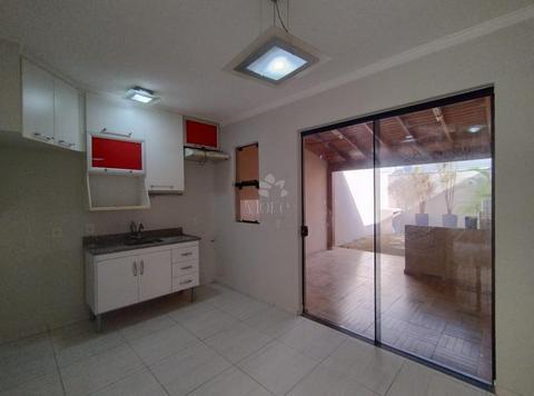 LOCAÇÃO de Linda Casa Modelo Carolina com 2 Quartos, Rico em Planejados, Ótimo Quintal no Condomínio Villa Flora, Sumaré/SP
